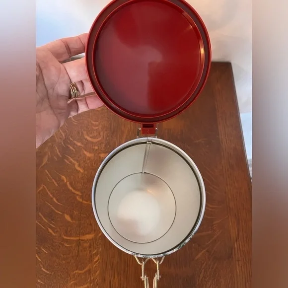 Limited Edition Tim Hortons collector tin. “Skating Pond” Collector series #003 - Picture 7 of 8